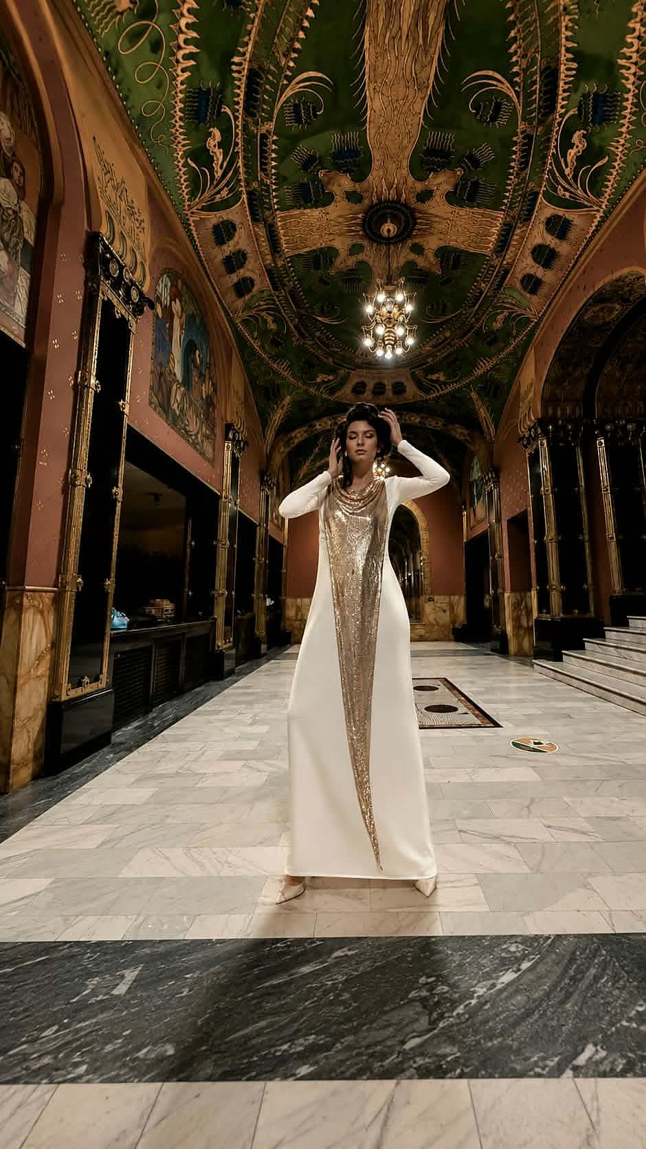 Arta Purtată — Pe Valuri: rochie albă cu broderie aurie, palat